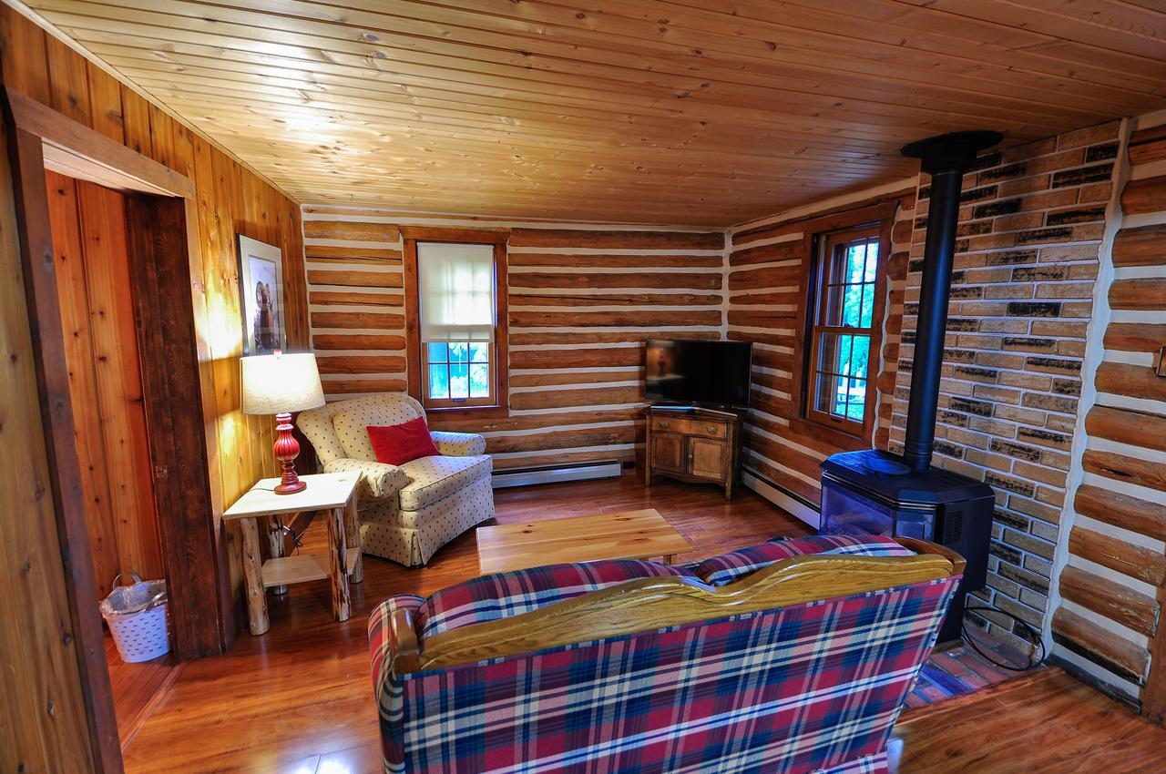 Glacier Homestead Coram Exterior foto